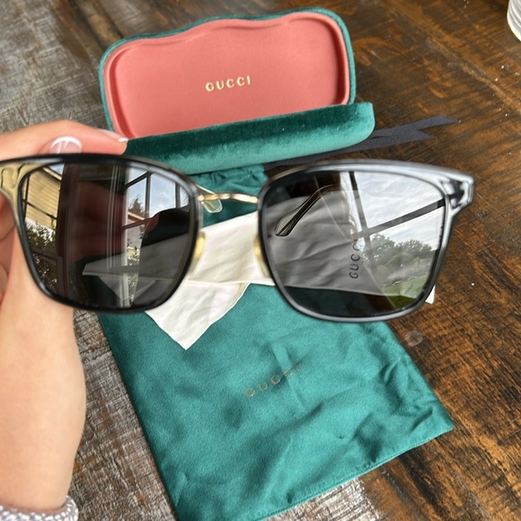 Gucci sunglasses worn once comes with case - Picture 5 of 8